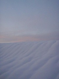 土手 流れ雪えくぼ